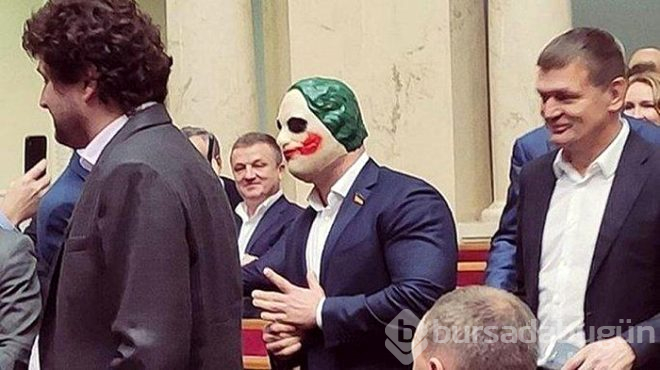 Ünlü siyasetçi Joker maskesiyle parlamentoyu bastı!