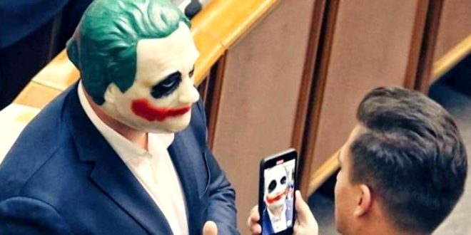 Ünlü siyasetçi Joker maskesiyle parlamentoyu bastı!