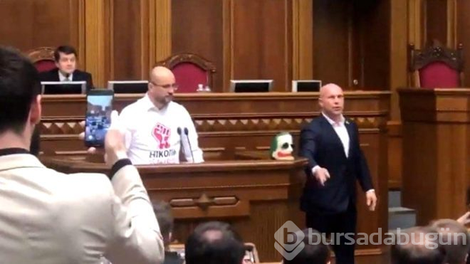 Ünlü siyasetçi Joker maskesiyle parlamentoyu bastı!