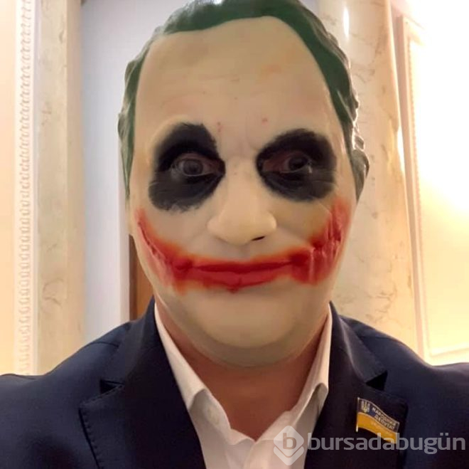 Ünlü siyasetçi Joker maskesiyle parlamentoyu bastı!