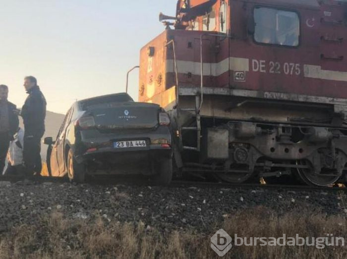 Tren otomobile çarptı!