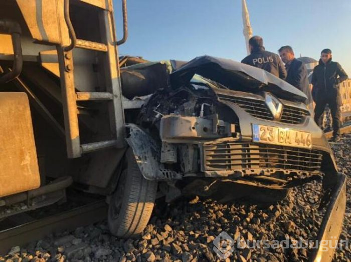 Tren otomobile çarptı!