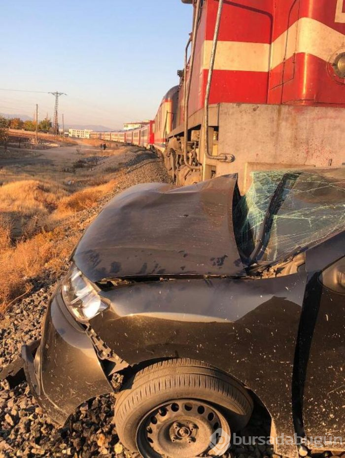 Tren otomobile çarptı!