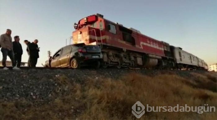 Tren otomobile çarptı!