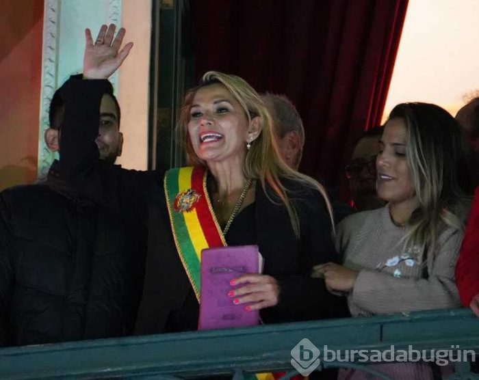 Kürsüye çıktı ve kendini başkan ilan etti