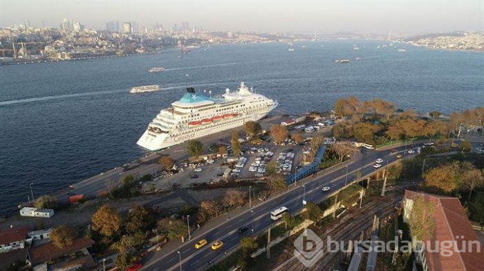 Tarihi Yarımada'ya 9 katlı bir kruvaziyer yanaştı