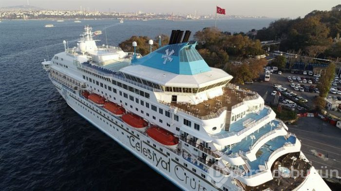 Tarihi Yarımada'ya 9 katlı bir kruvaziyer yanaştı