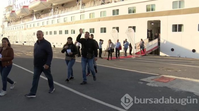 Tarihi Yarımada'ya 9 katlı bir kruvaziyer yanaştı