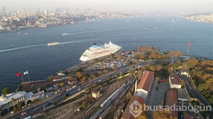 Tarihi Yarımada'ya 9 katlı bir kruvaziyer yanaştı