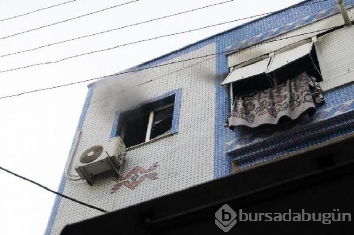 Evde mahsur kalan genci itfaiye kurtardı