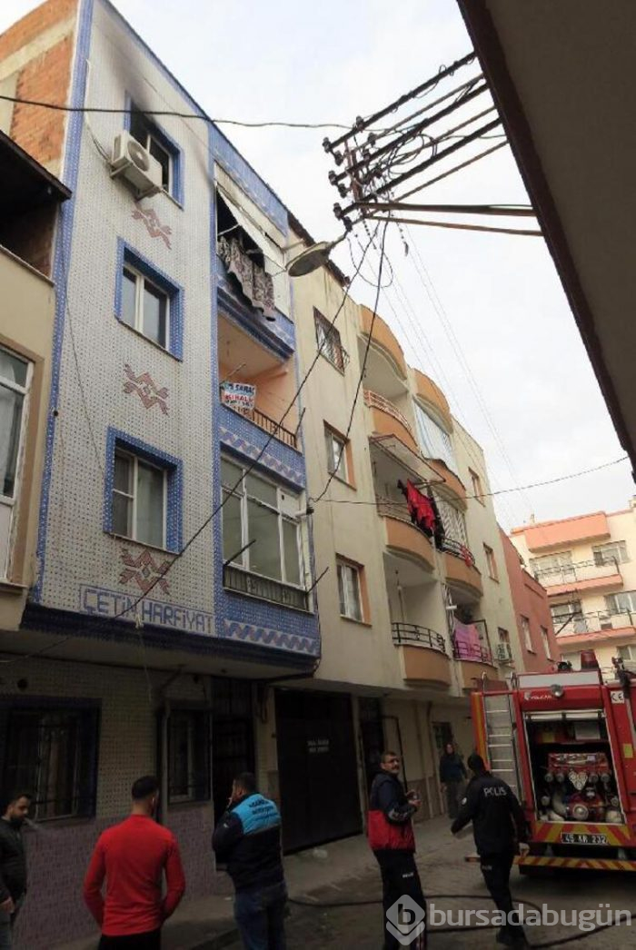 Evde mahsur kalan genci itfaiye kurtardı