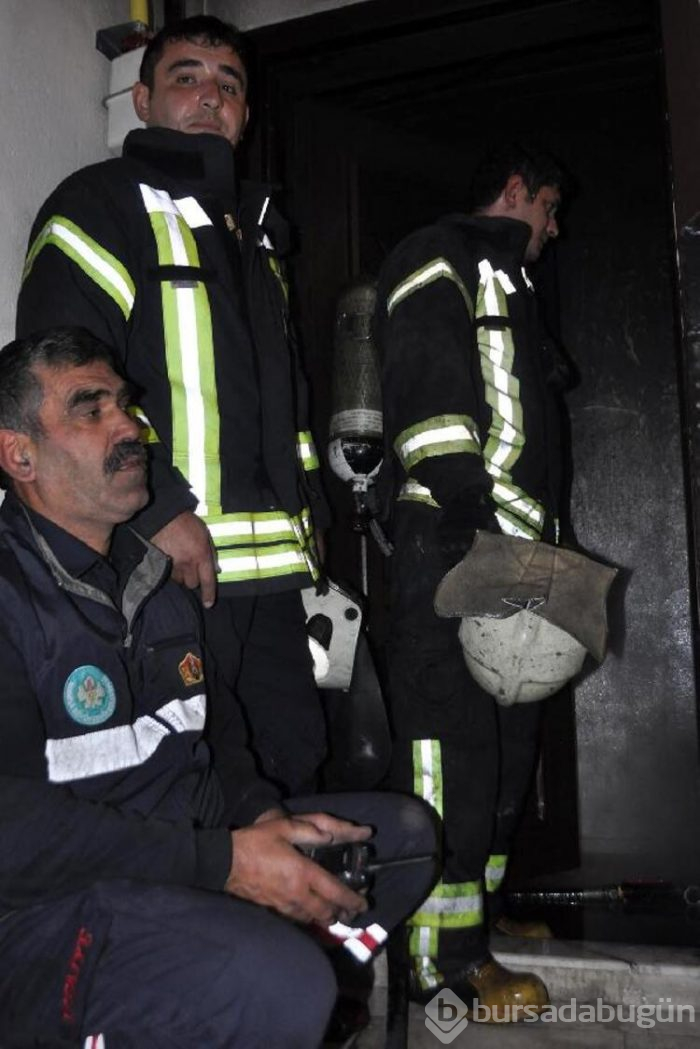 Evde mahsur kalan genci itfaiye kurtardı