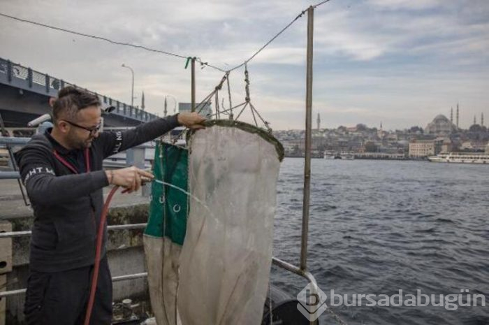 TÜBİTAK Teknesi Haliç'te deniz suyunu araştırıyor