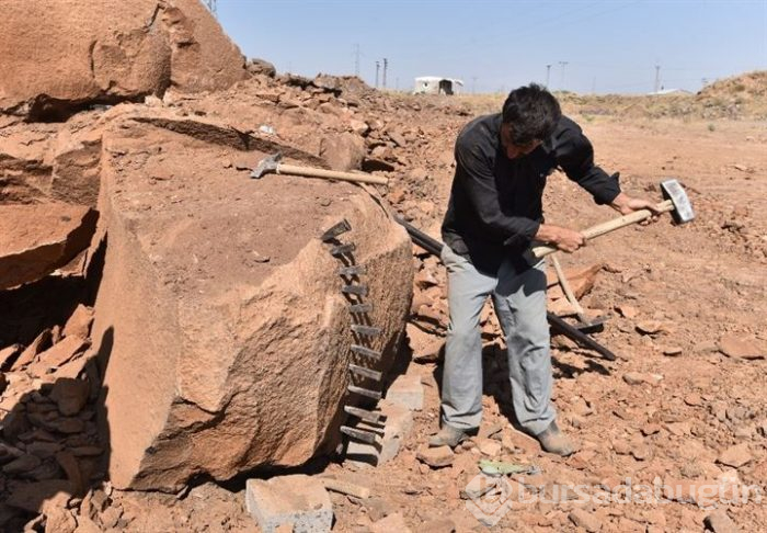 Ahlat taşı usta ellerde