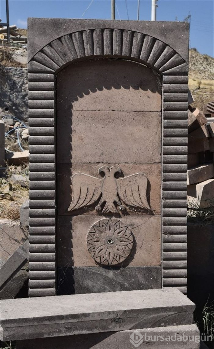 Ahlat taşı usta ellerde
