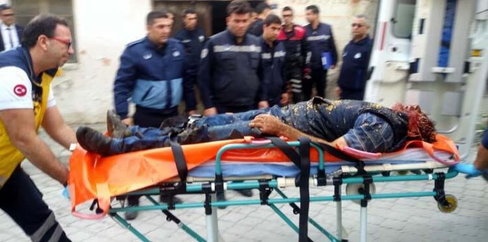 Evinde beslediği hayvanların tahliyesi için gelen polisleri bıçakla yaraladı
