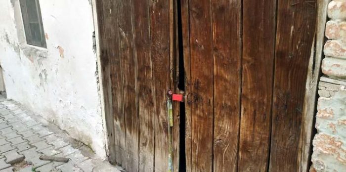 Evinde beslediği hayvanların tahliyesi için gelen polisleri bıçakla yaraladı
