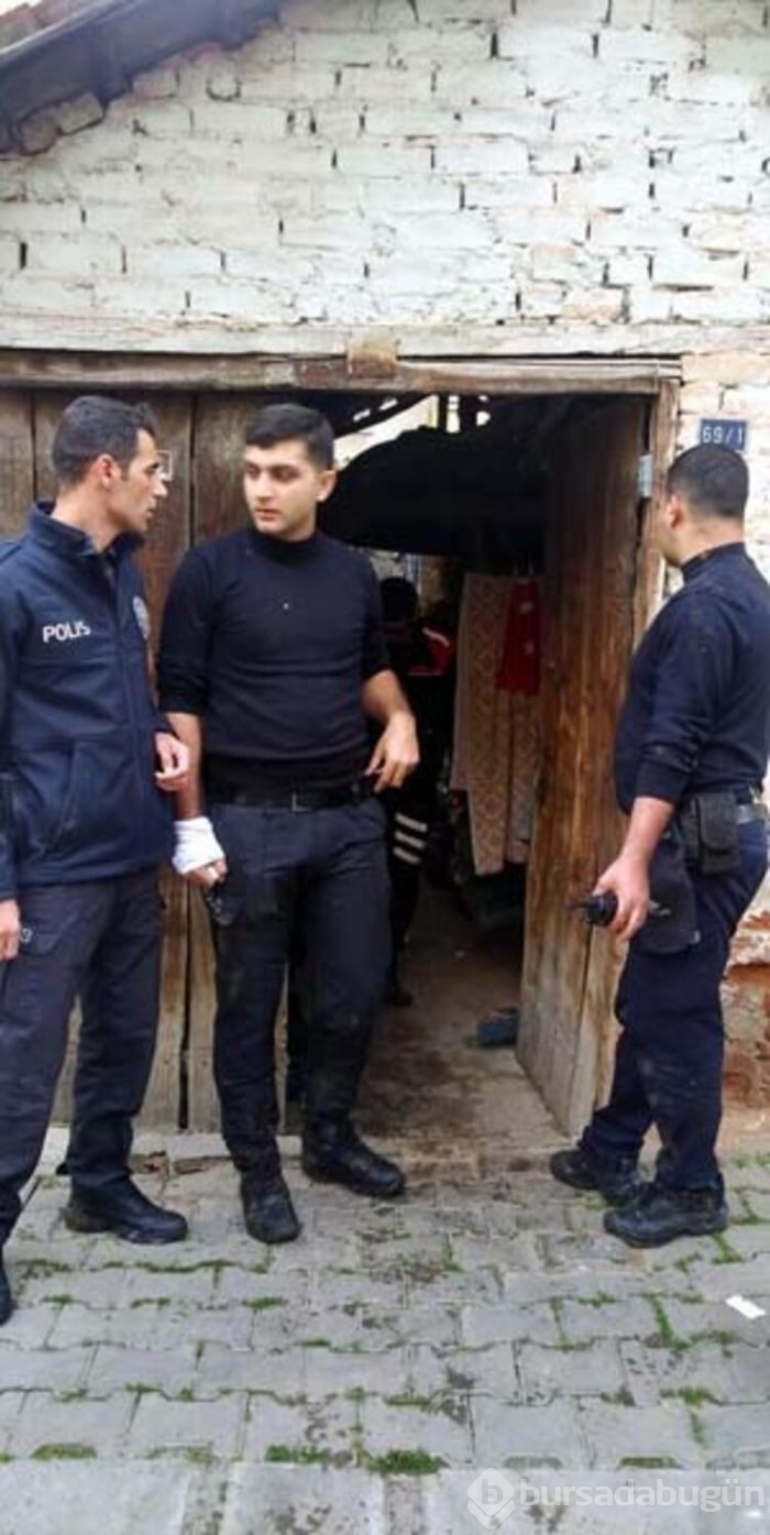 Evinde beslediği hayvanların tahliyesi için gelen polisleri bıçakla yaraladı
