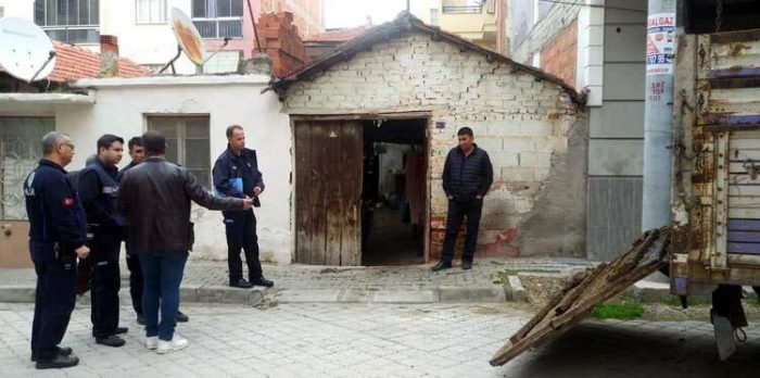 Evinde beslediği hayvanların tahliyesi için gelen polisleri bıçakla yaraladı
