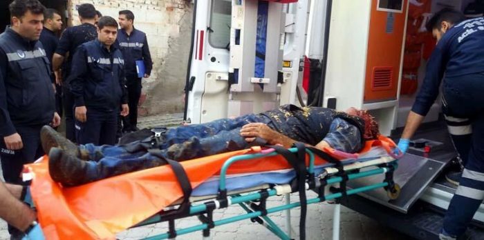 Evinde beslediği hayvanların tahliyesi için gelen polisleri bıçakla yaraladı
