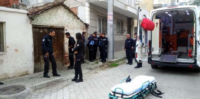 Evinde beslediği hayvanların tahliyesi için gelen polisleri bıçakla yaraladı
