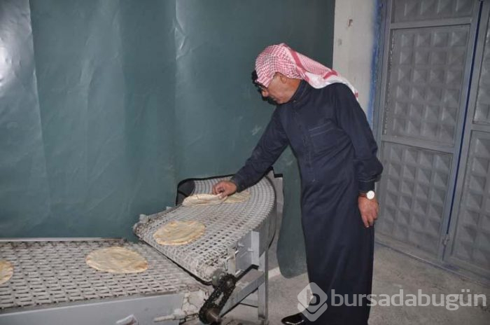 Suriyeli sanatçı Akçakale'de fırın açıp fakirlere ekmek dağıtıyor