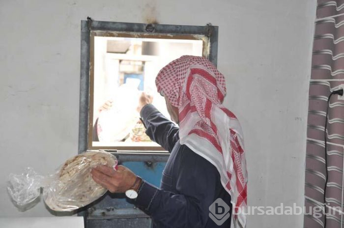 Suriyeli sanatçı Akçakale'de fırın açıp fakirlere ekmek dağıtıyor