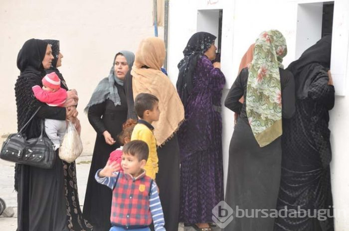 Suriyeli sanatçı Akçakale'de fırın açıp fakirlere ekmek dağıtıyor