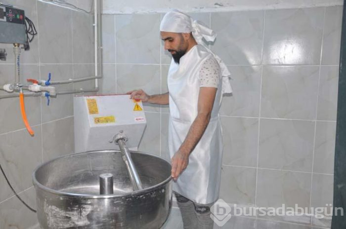 Suriyeli sanatçı Akçakale'de fırın açıp fakirlere ekmek dağıtıyor