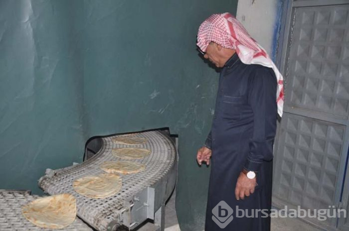Suriyeli sanatçı Akçakale'de fırın açıp fakirlere ekmek dağıtıyor