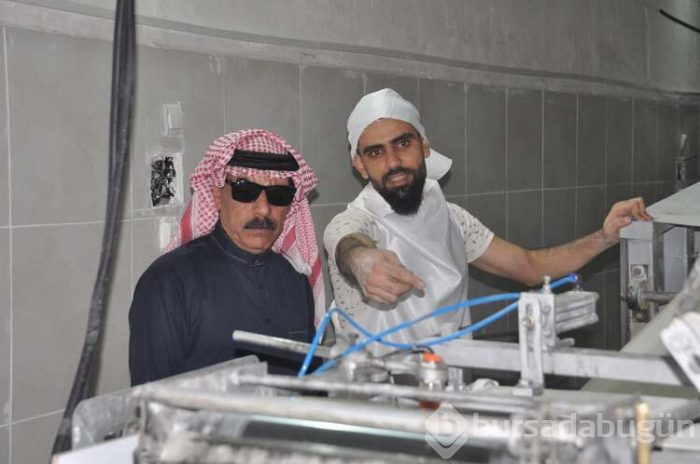 Suriyeli sanatçı Akçakale'de fırın açıp fakirlere ekmek dağıtıyor