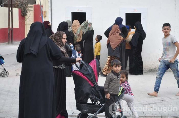 Suriyeli sanatçı Akçakale'de fırın açıp fakirlere ekmek dağıtıyor