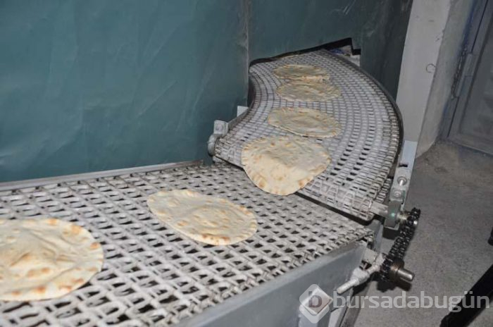 Suriyeli sanatçı Akçakale'de fırın açıp fakirlere ekmek dağıtıyor