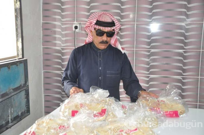 Suriyeli sanatçı Akçakale'de fırın açıp fakirlere ekmek dağıtıyor