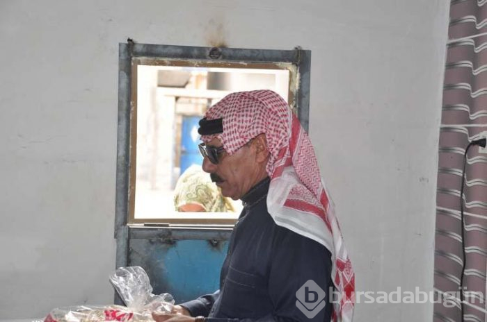 Suriyeli sanatçı Akçakale'de fırın açıp fakirlere ekmek dağıtıyor