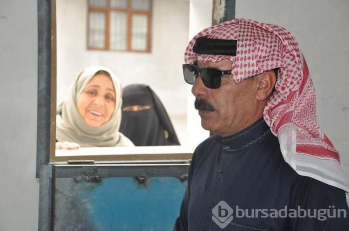 Suriyeli sanatçı Akçakale'de fırın açıp fakirlere ekmek dağıtıyor