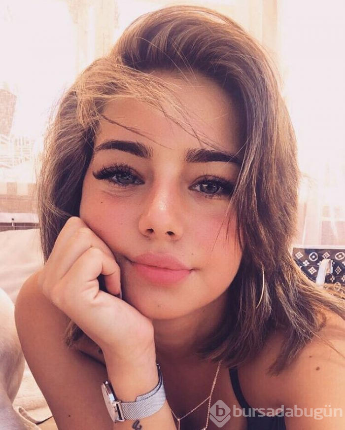 Aycan Yanaç güzelliğiyle büyülüyor!