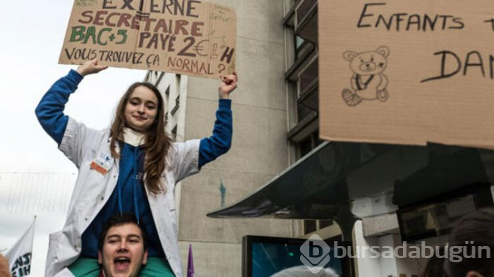 Fransa'da hastane personelleri protesto yapıyor!