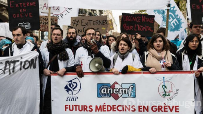 Fransa'da hastane personelleri protesto yapıyor!