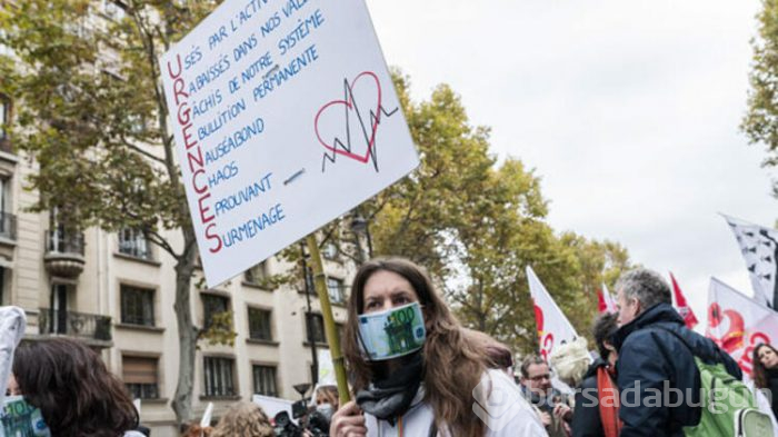 Fransa'da hastane personelleri protesto yapıyor!