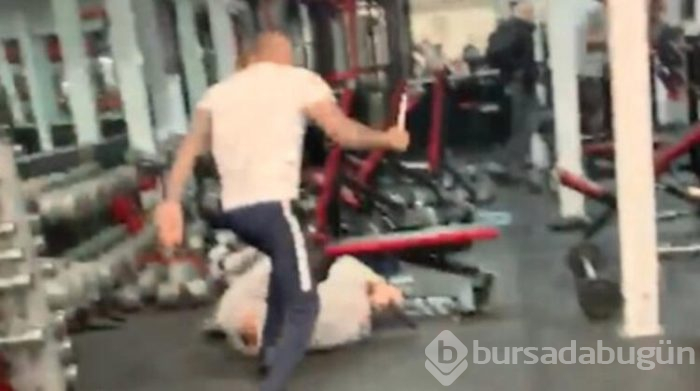 Spor malzemeleriyle birbirlerine vurdular! Spor salonunda kavga çıktı...