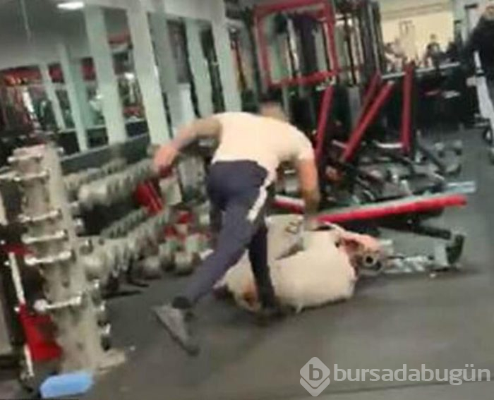 Spor malzemeleriyle birbirlerine vurdular! Spor salonunda kavga çıktı...