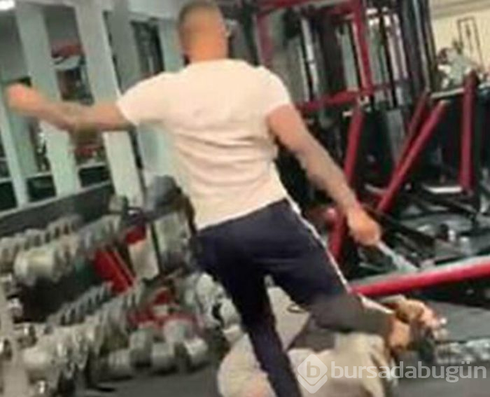 Spor malzemeleriyle birbirlerine vurdular! Spor salonunda kavga çıktı...