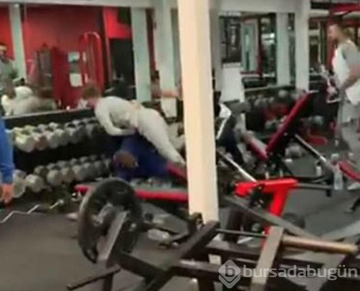 Spor malzemeleriyle birbirlerine vurdular! Spor salonunda kavga çıktı...