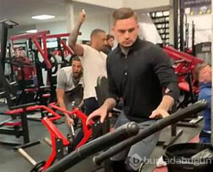 Spor malzemeleriyle birbirlerine vurdular! Spor salonunda kavga çıktı...