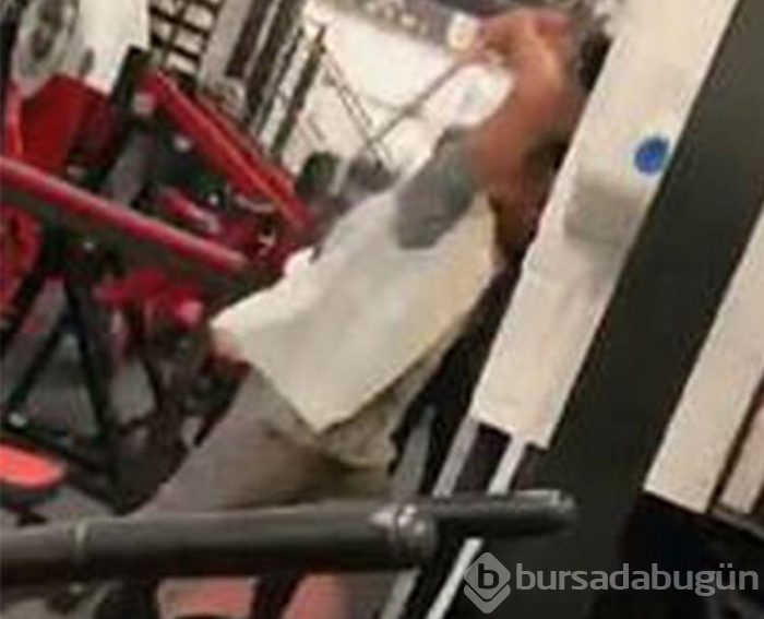 Spor malzemeleriyle birbirlerine vurdular! Spor salonunda kavga çıktı...