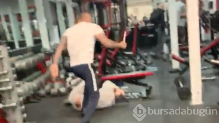 Spor malzemeleriyle birbirlerine vurdular! Spor salonunda kavga çıktı...