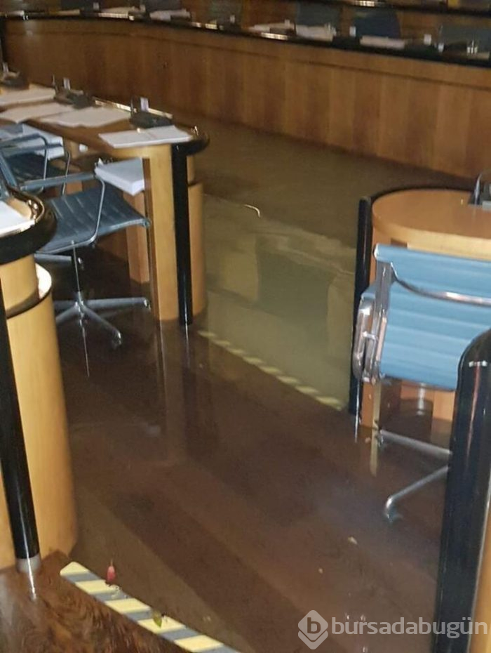 Karar alındıktan 2 dakika sonra su bastı!