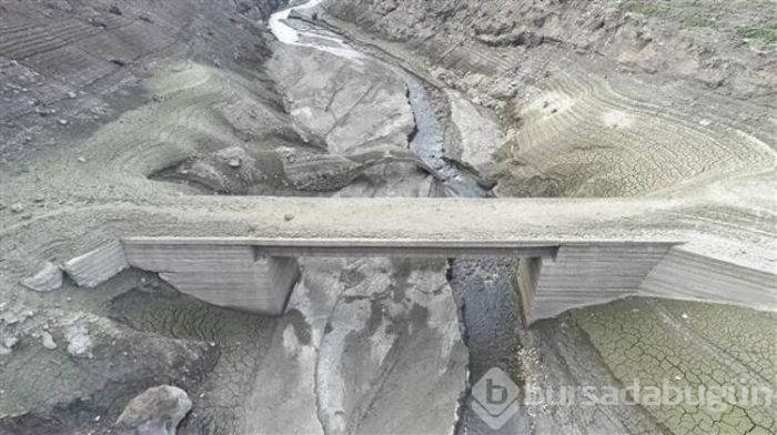 Barajın suyu çekilince eski köprüler gün yüzüne çıktı