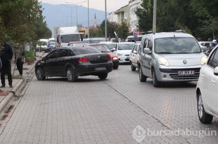 Yaya geçidindeki çocuğa otomobil çarptı!